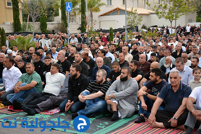 اهالي جلجولية يؤدون صلاة عيد الاضحى في ساحة مسجد الروضة في جلجولية 